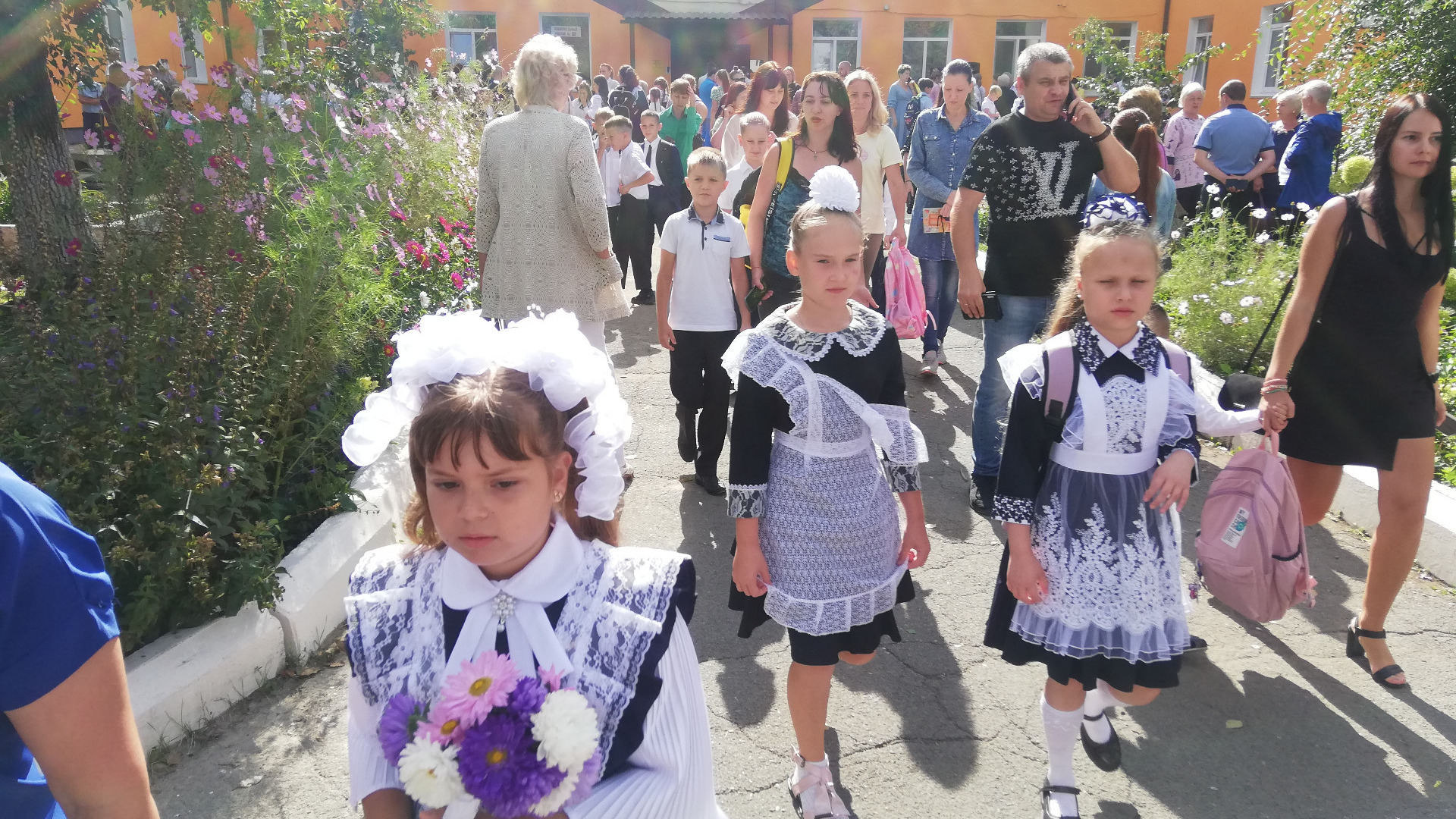 1 600 юных жителей Артёма пошли 1 сентября в первый класс