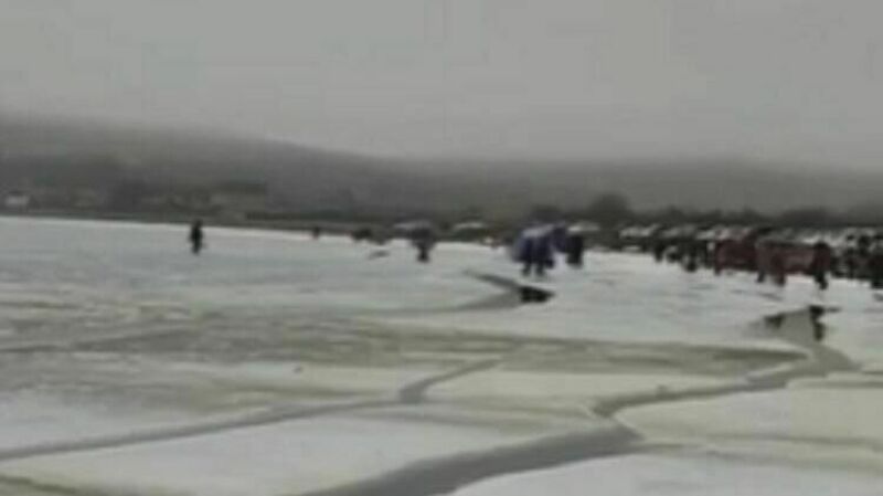 Рыбаки в Приморье едва не откололись на льдине