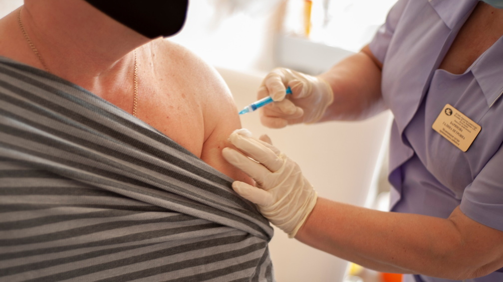 Пункты вакцинации против COVID-19 решили открыть в торговых центрах Приморья